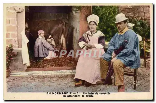 Ansichtskarte AK En Normandie un brin de causette en attendant la traite Vache Folklore