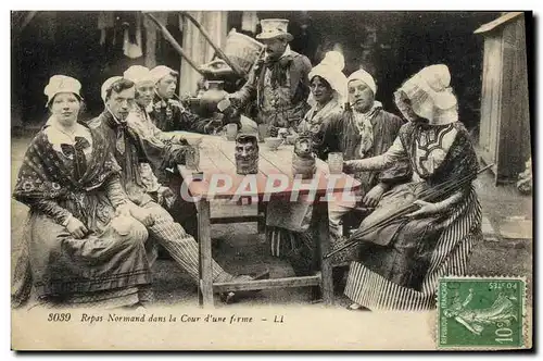 Cartes postales Repas Normand dans la cour d une ferme Folklore