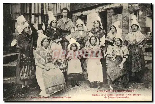 Cartes postales Coiffes et Costumes anciens Un groupe de jeunes Normandes Folklore