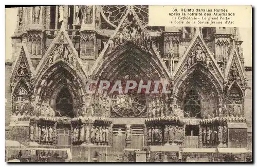 Cartes postales Reims dans les Ruines apres la retraite des Allemands