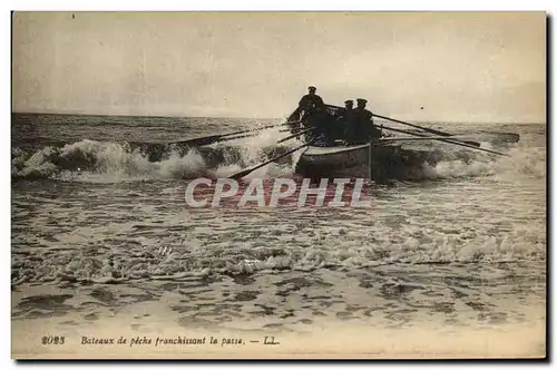 Cartes postales Bateaux de peche franchissant la passse