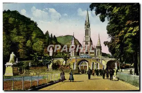 Cartes postales Lourdes La Basilique et la Vierge Couronne