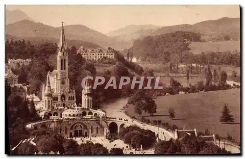 Cartes postales Lourdes La Basilique et la Vierge Couronne