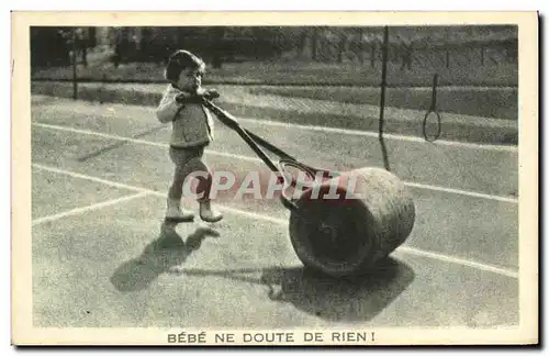 Ansichtskarte AK Fantaisie Enfant Bebe ne doute de rien Tennis