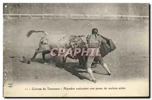 Cartes postales Sport Espagne Corrida Toro Taureau Matador executant une passe de muleta aidee