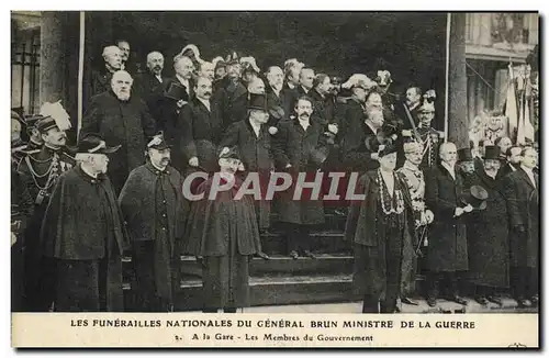 Cartes postales Politique Funerailles antionales du general Brun Minsitre de la Guerre A la gare Membres du gouv