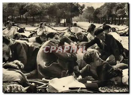 Cartes postales moderne Militaria 2eme guerre mondiale Liberation de Paris Pendant la fusillade la foule s&#39abrite
