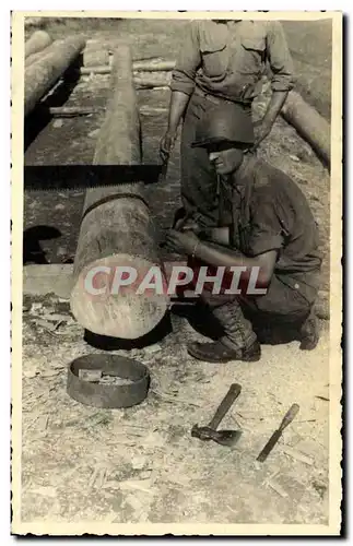 Cartes postales moderne Militaria 2eme guerre mondiale Soldats coupant du bois