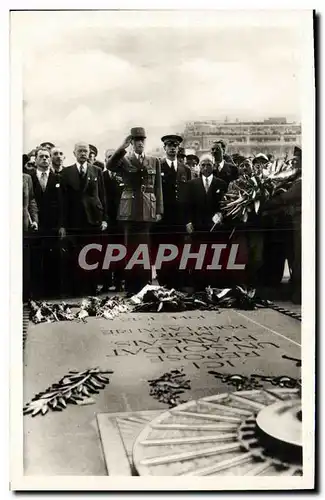 Cartes postales moderne Militaria 2eme guerre mondiale Liberation de Paris Le general de Gaulle devant la dalle sacree d
