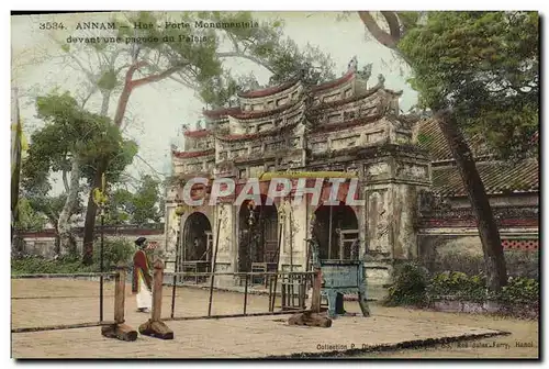 Cartes postales Indochine annam Hue Porte monumentale devant une pagode du palais