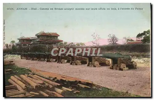 Cartes postales Indochine Annam Hue Canons en bronze sculte montes sur leurs affuts en bois a l&#39entree du pal