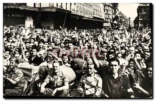 Ansichtskarte AK Militaria 26 aout 1944 La foule acclamant le general de Gaullle place de l&#39hotel de ville