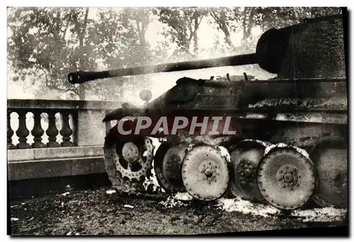 Ansichtskarte AK Militaria Au cours d&#39un combat avec l&#39armee Leclerc un Tigre brule dans les Tuileries Pari