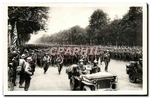 Ansichtskarte AK Militaria Liberation de Paris Infanterie americaine defile aux Champs Elysees