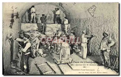 Cartes postales Au pays du Champagne Le travail du vin Percement d&#39une cave TOP