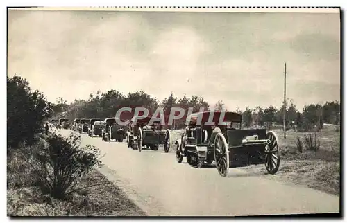 Cartes postales moderne Militaria Batterie de 75 tractee par autos chenilles