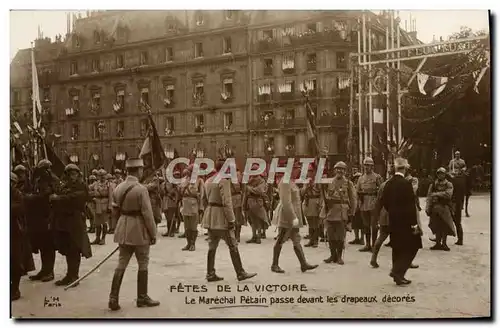 Ansichtskarte AK Fetes de la Victoire Le Marechal petain passe devant les drapeaux decores Miltiaria