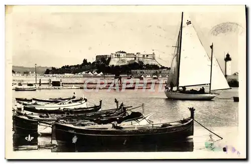 Ansichtskarte AK Antibes Entree Du Port et le Fort Carre Bateaux