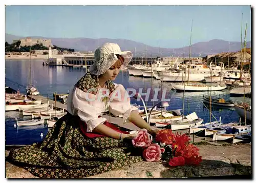 Ansichtskarte AK Antibes Le Port et Jeune Fille en costume folklorique Folklore