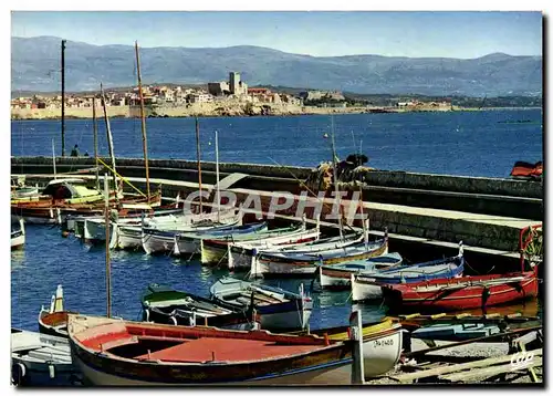 Cartes postales moderne Antibes Vue Generale sur la vieille cite et ses remparts Bateaux