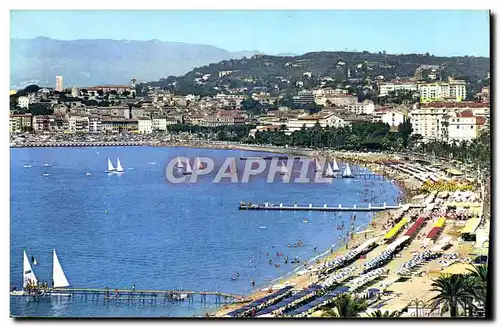 Cartes postales Cannes Cote D&#39Azur La plage et le Suquet