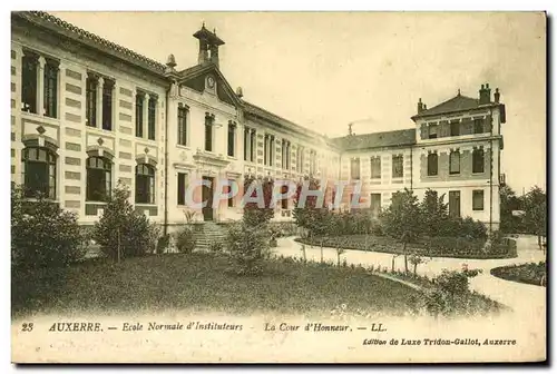 Ansichtskarte AK Auxerre Ecole Normale d&#39Insstituteurs la cour d&#39honneur