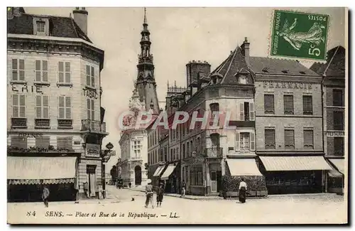 Ansichtskarte AK Sens Place et Rue de la Republique