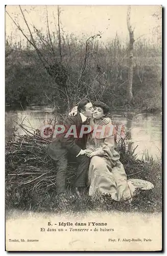 Ansichtskarte AK Idylle Dans i&#39Yonne Et Dans Tonnerre De Baisers Femme