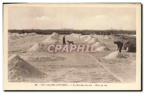 Ansichtskarte AK Hyeres Les Sains La Recolte du Sel Mise en tas