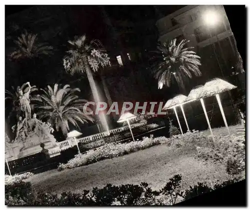 Cartes postales moderne Toulon La Place de la Liberte la nuit et les jardins