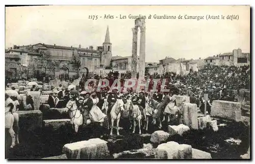 Cartes postales Arles Les Guardian et Guardianno de Camargue Avant le defil Chevaux Folklore