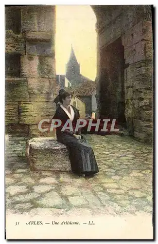 Cartes postales Arles Une Arlesienne Femme Folklore