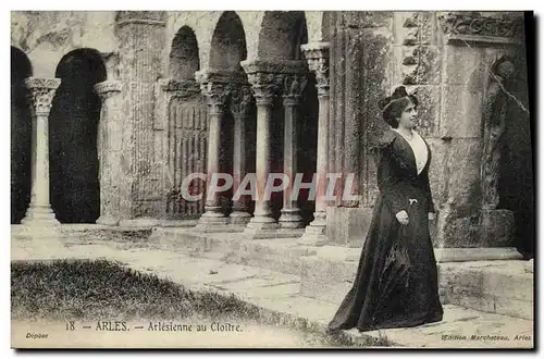 Cartes postales Arles Arlesienne Au Cloitre Femme Folklore