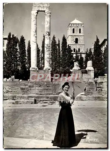 Cartes postales moderne Arles Theatre antique Les deux colonnes et le clocher de Ste Trophime Femme Folklore