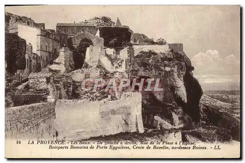 Ansichtskarte AK les Baux Rue de la place a l&#39eglise Remparts romains de porte Eyguieres Croix de Ravelin au d