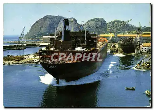 Cartes postales moderne La Ciotat Lancement de Bateau Dans les chantiers de la CNC Bateau Nivose Rouen