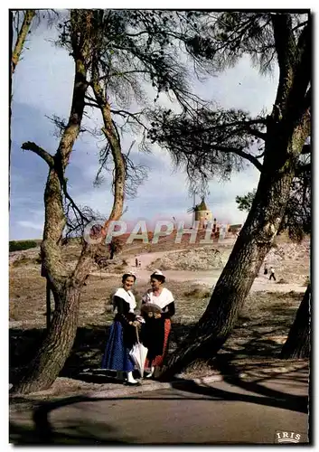 Cartes postales moderne Fontvieille Le Moulin de Daudet Arlesiennes Femmes Folklore Arles