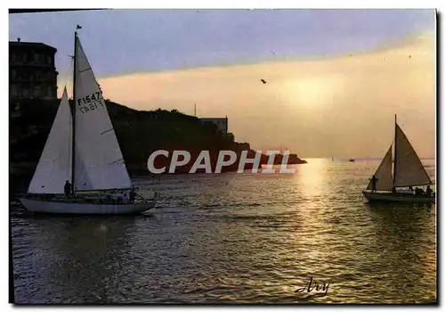 Cartes postales moderne Marseille entree des Voiliers dans le Port au coucher de soleil