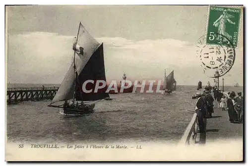 Cartes postales Trouville La Jetees a l&#39Heure de la Maree Bateau