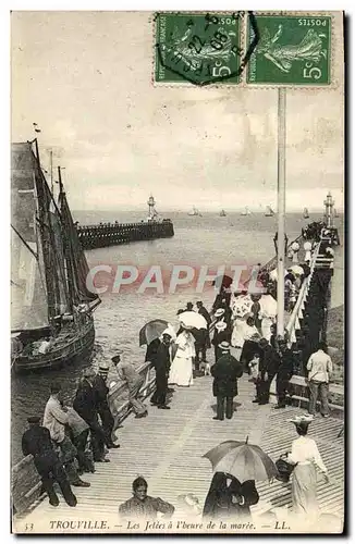 Cartes postales Trouville les jetees a l&#39heure de la maree Bateau