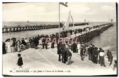 Cartes postales Trouville les jetees a l&#39heure de la maree Bateau