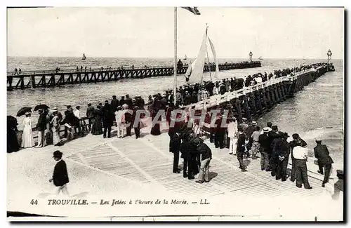 Cartes postales Trouville les jetees a l&#39heure de la maree Bateau