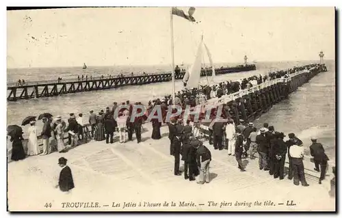 Cartes postales Trouville les jetees a l&#39heure de la maree Bateau