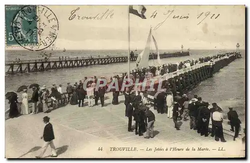 Cartes postales Trouville les jetees a l&#39heure de la maree Bateau