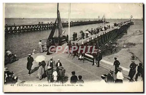 Cartes postales Trouville les jetees a l&#39heure de la maree Bateau