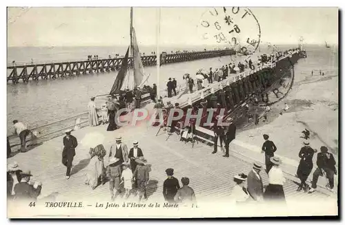 Cartes postales Trouville les jetees a l&#39heure de la maree Bateau