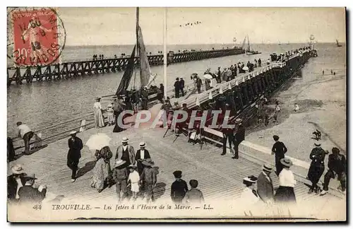 Cartes postales Trouville les jetees a l&#39heure de la maree Bateau