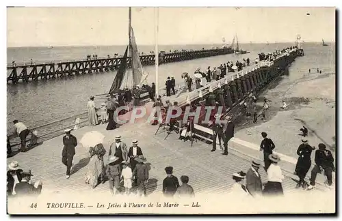 Cartes postales Trouville les jetees a l&#39heure de la maree Bateau