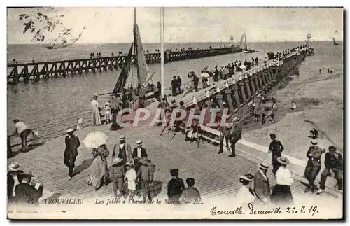 Cartes postales Trouville les jetees a l&#39heure de la maree Bateau