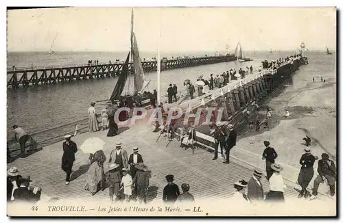 Cartes postales Trouville les jetees a l&#39heure de la maree Bateau